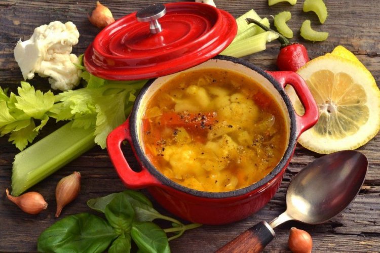 Острый суп с цветной капустой и сельдереем