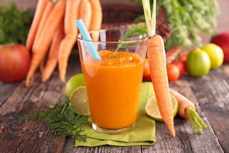 Детокс-смузи из моркови, яблок и апельсинового сока