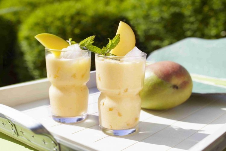 Детокс-смузи из манго с кокосовым молоком