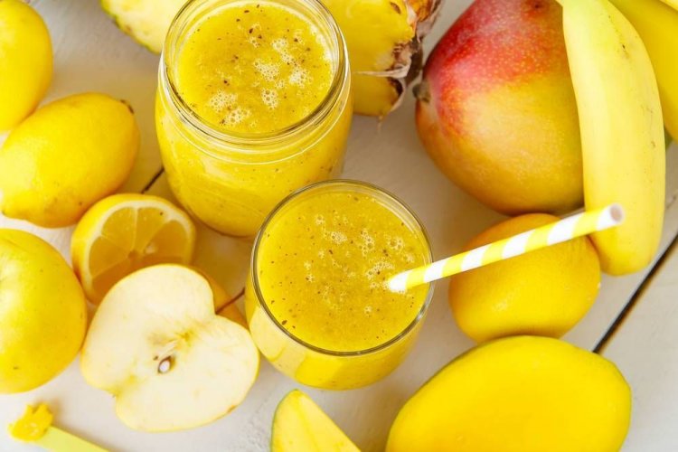 Витаминный смузи из манго, яблок, бананов и ананаса