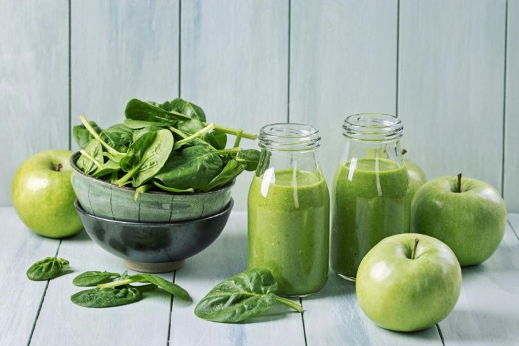 Зеленый смузи из яблок и шпината