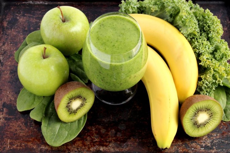 Витаминный смузи из яблок, киви, банана и зелени