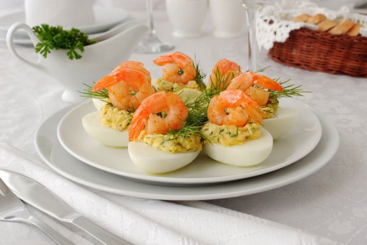 Фаршированные яйца с креветками и плавленым сыром
