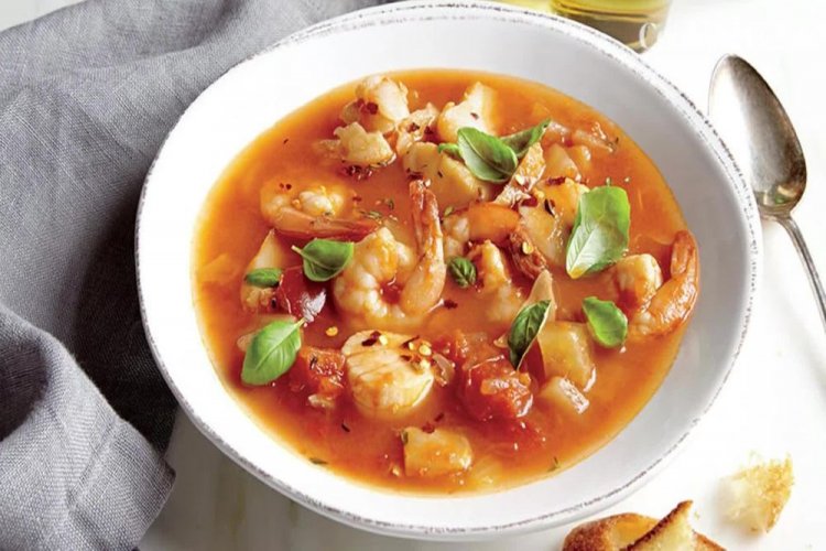 Острый суп с рыбой, креветками и помидорами