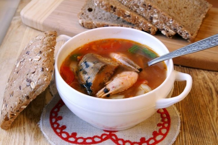 Томатный суп с рыбой и креветками