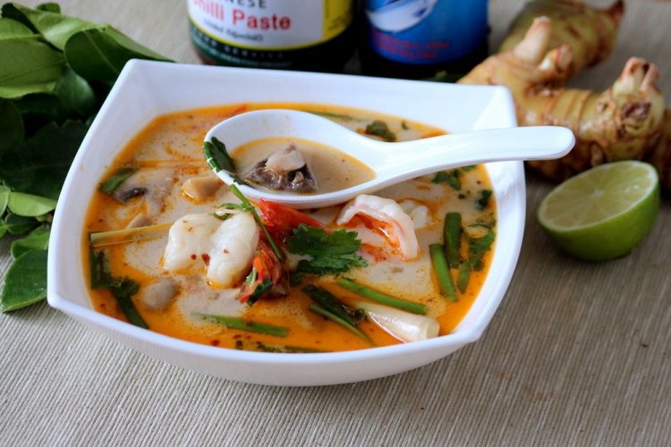 Азиатский суп с креветками и шампиньонами