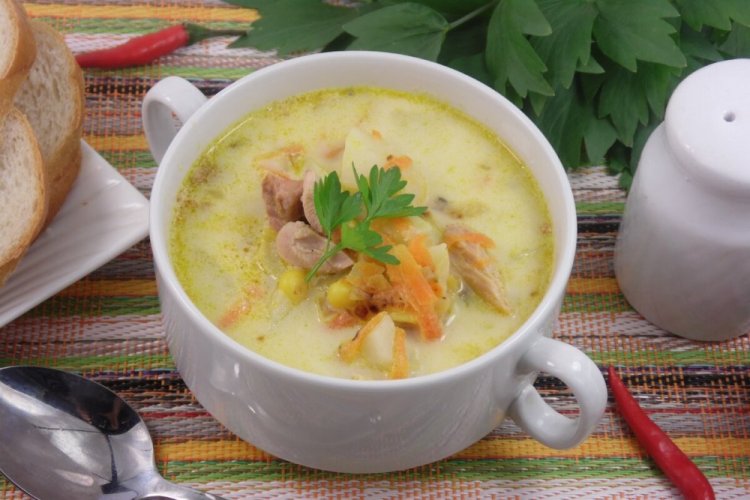 Гороховый суп с копченой курицей и сыром