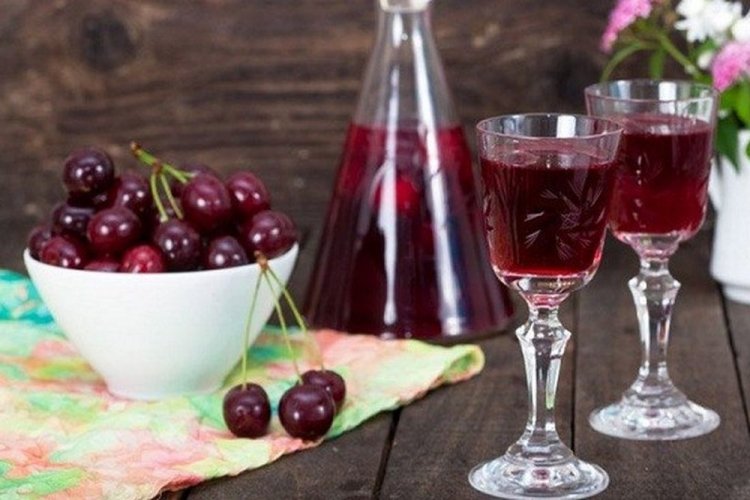 Крепленое вино из вишни с водкой