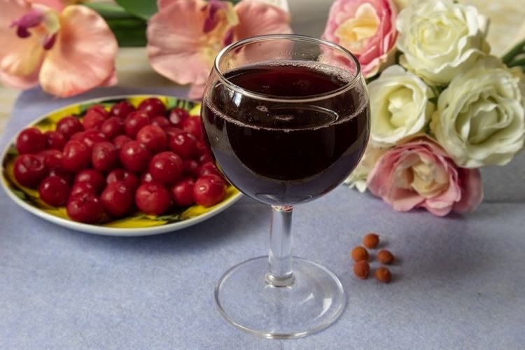 Вишневое вино на закваске из изюма