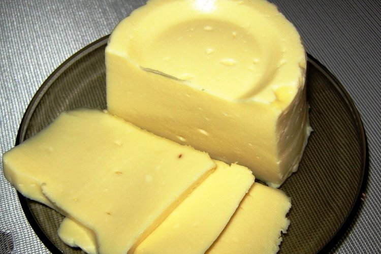 Сыр из кефира с яйцом и сливочным маслом