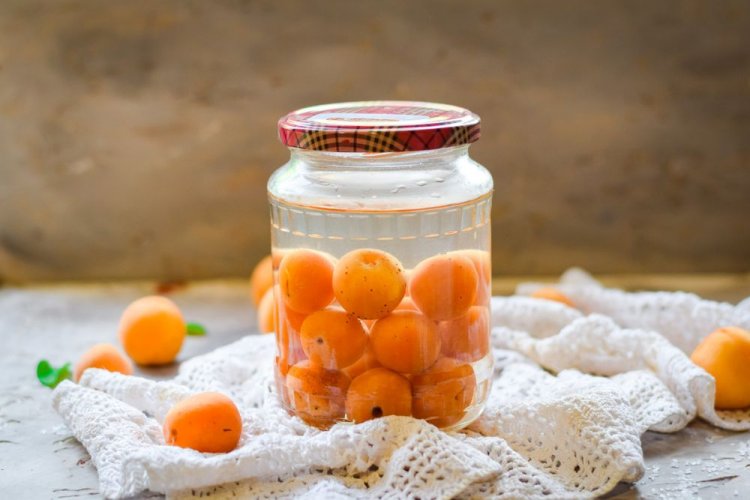 Простой рецепт абрикосового компота на зиму