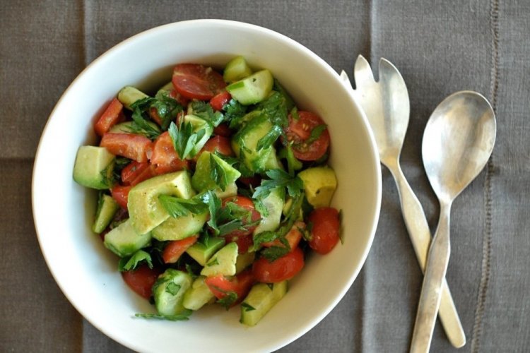 Салат с авокадо и овощами