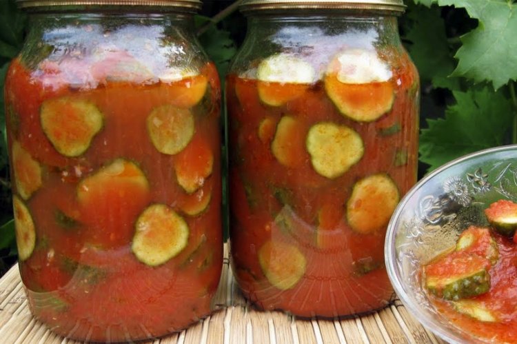 Огурцы с луком в остром томатном соусе