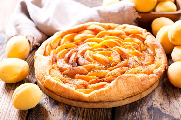 Рецепты пирогов с абрикосами и яблоками из дрожжевого теста в духовке