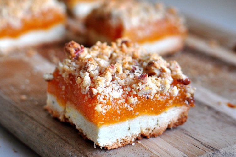 Тертый пирог с абрикосами и орехами