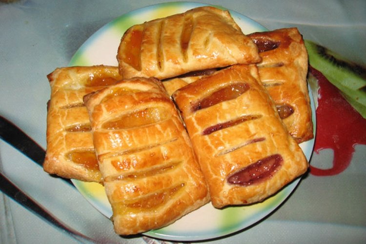 Слоеные пирожки с вишней и абрикосами