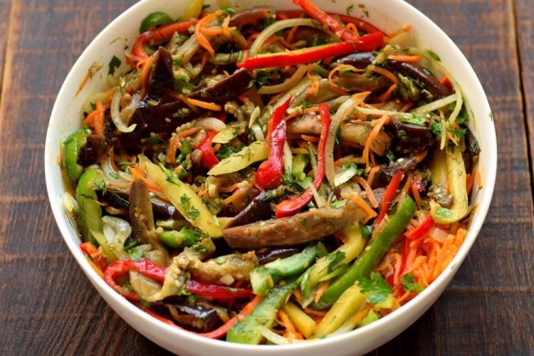 Жареные баклажаны по-корейски с овощами и зеленью