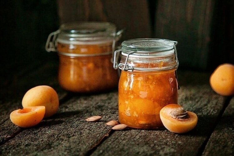 Варенье из абрикосов с ядрышками, имбирем и апельсинами