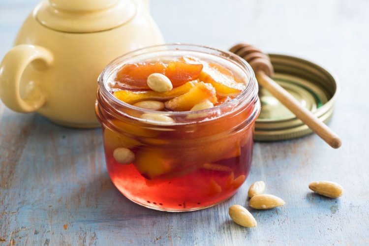 Варенье из абрикосов с ядрышками и медом без варки