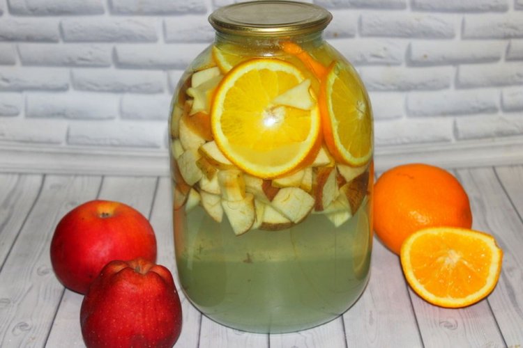 Компот из апельсинов и яблок с лимонным соком