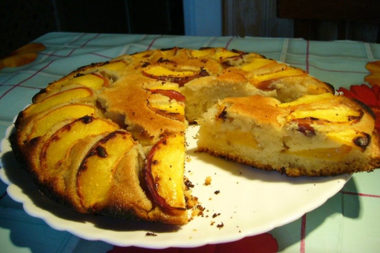Манный пирог с персиками и кокосовой стружкой
