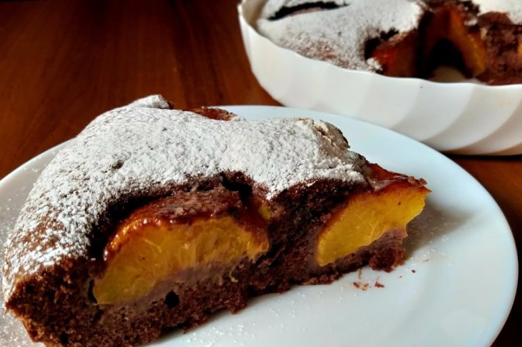 Шоколадный пирог с персиками