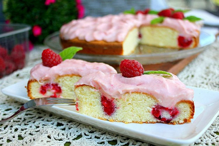 Бисквитный пирог с малиной и розовым кремом