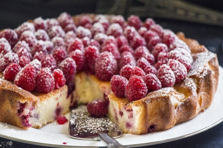 Творожный пирог с целыми ягодами малины