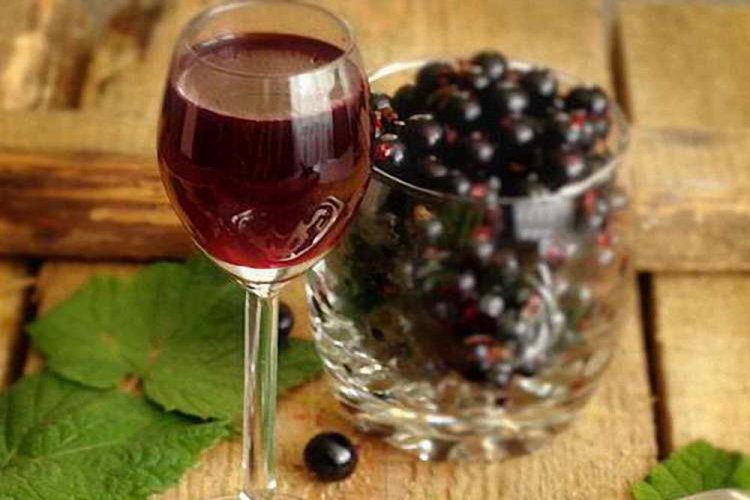 Вино из черной смородины с цитрусовым ароматом