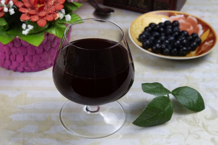 Вино из черной смородины со специями