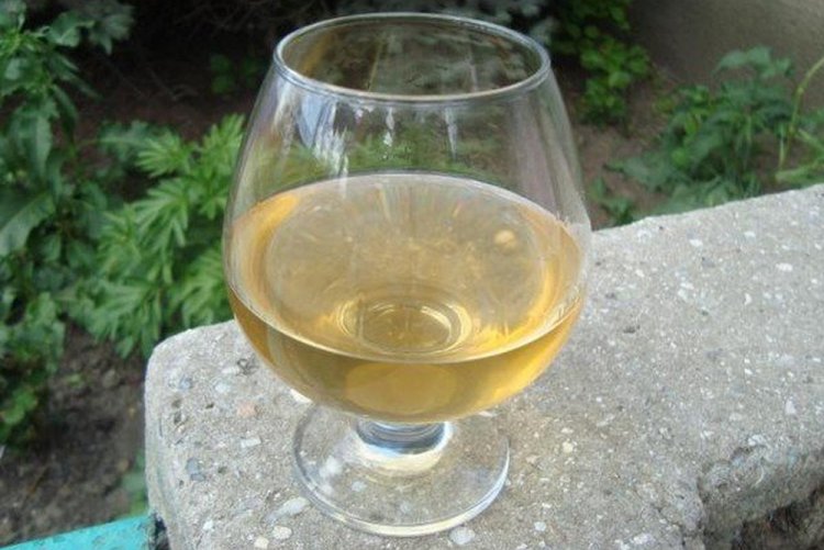Крепленое вино из белой смородины с водкой
