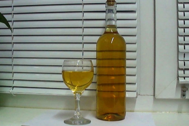 Столовое вино из белой смородины