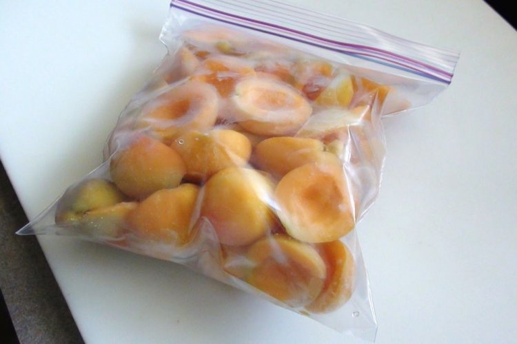 Замороженные половинки абрикосов