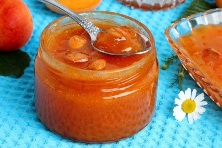 Абрикосовое варенье с миндалем и водкой Абрикосовое варенье с миндалем и водкой