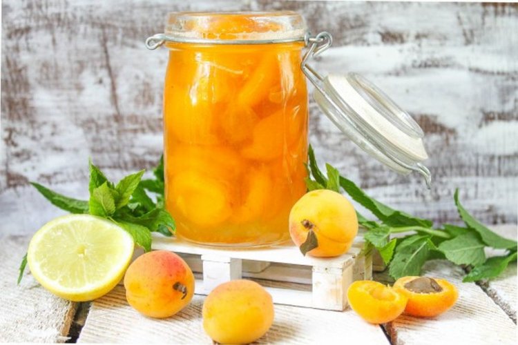 Варенье из долек абрикосов с лимонным соком и мятой