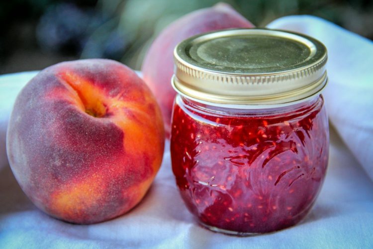 Варенье-пятиминутка из малины и персиков