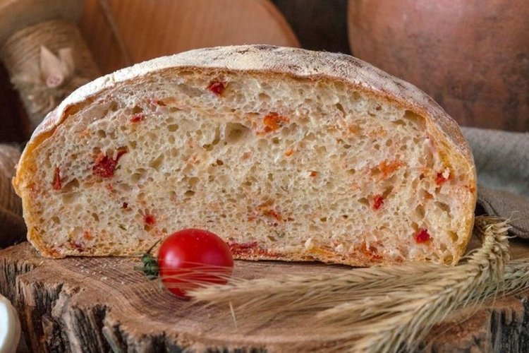 Постный хлеб на сухих дрожжах с томатами