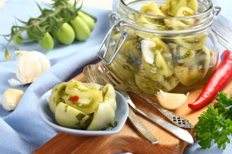 2. Салат из зеленых помидоров, болгарского перца и лука