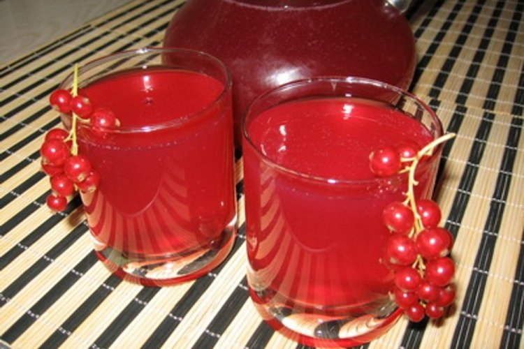 Сок из красной смородины с корицей на зиму