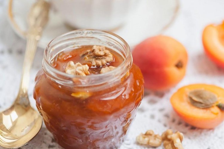 Варенье-пятиминутка из абрикосов с грецкими орехами