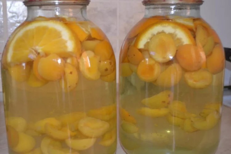 Компот из абрикосов и апельсина с ванилью