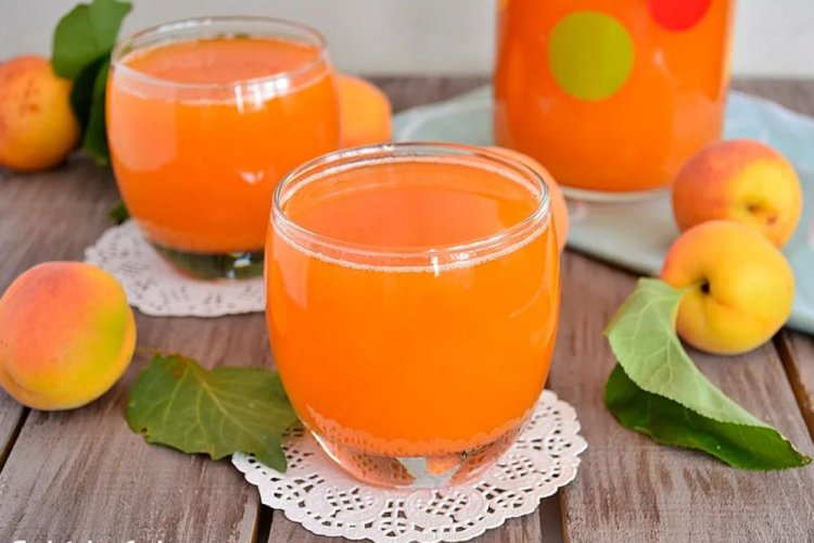 Сок из абрикосов с сахаром и водой