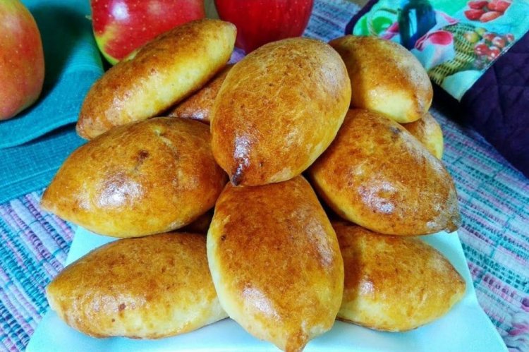Дрожжевые пирожки с клубникой, яблоками и корицей в духовке