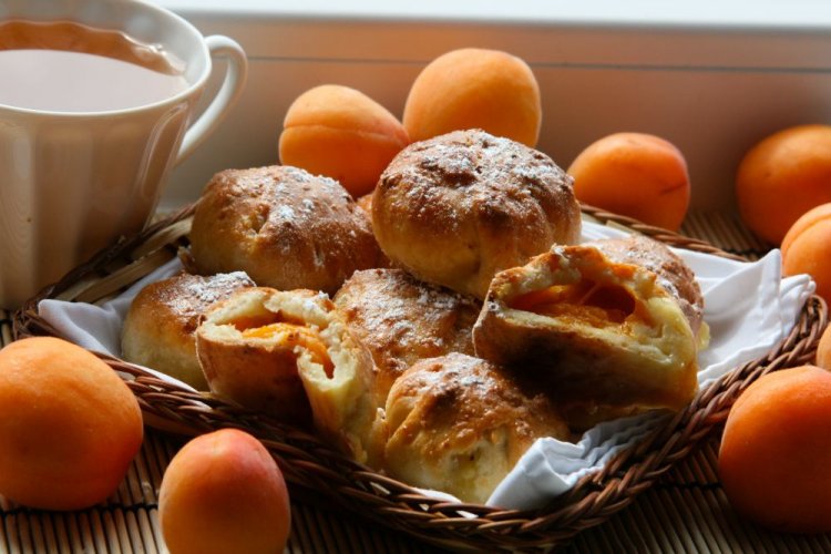 Творожные пирожки с абрикосами в духовке