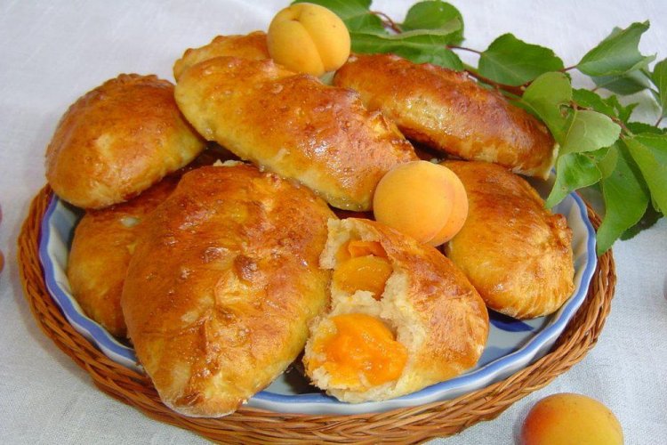 Пирожки с абрикосами на сыворотке