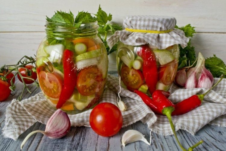 Салат из огурцов, помидоров, кабачков и острого перца