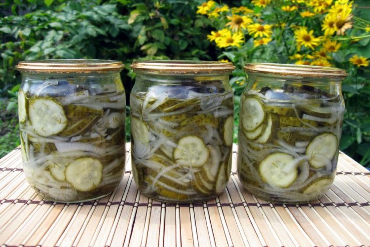 Салат из огурцов с луком на зиму – классический рецепт