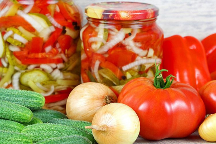 Салат из огурцов, помидоров, болгарского перца и лука без масла
