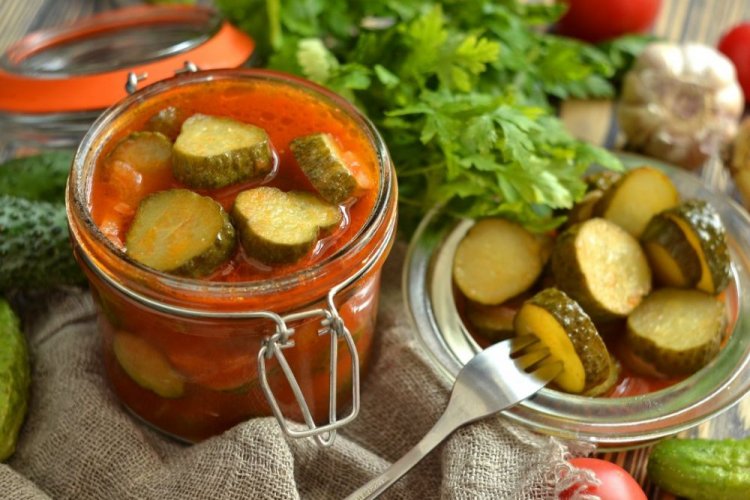 Салат из огурцов и лука в томатном соусе