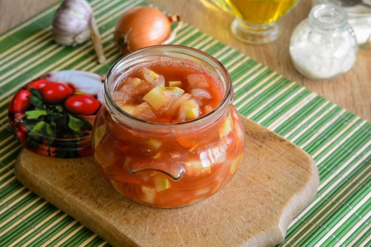 Кабачки с луком в остром томатном соусе
